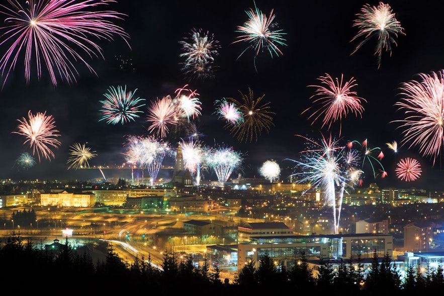 Fuochi d'artificio su Reykjavik la vigilia di Capodanno durante l'inverno in Islanda
