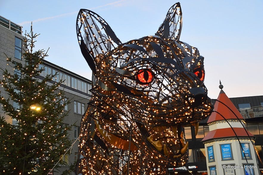 Die weihnachtliche Katzenskulptur oder Jolakotturinn, die im Winter auf dem Laekjatorg in Reykjavik steht
