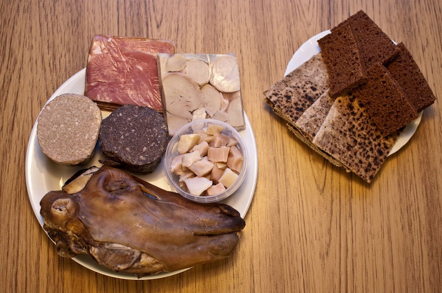 Thorramatur传统冰岛食物，羊头、发酵鲨鱼肉、黑麦面包