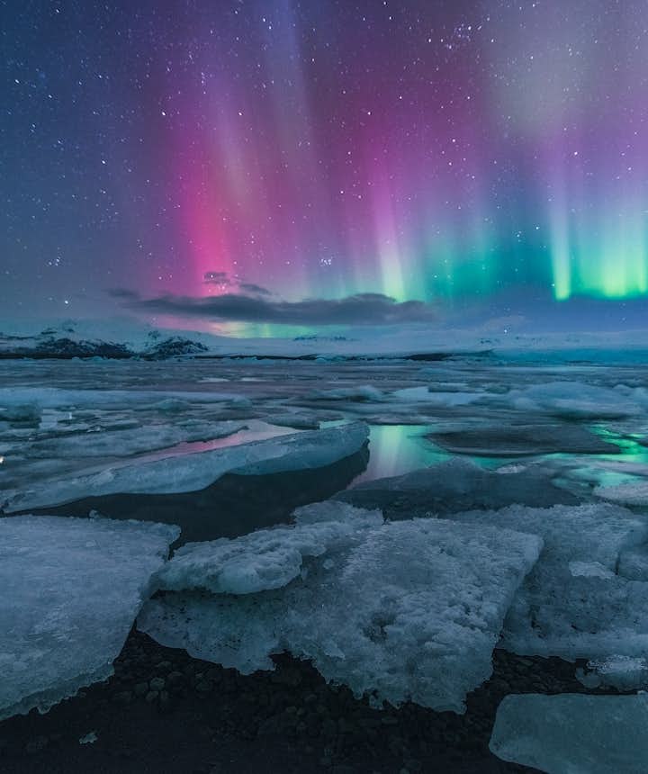 在杰古沙龙冰河湖上空舞动的神秘极光