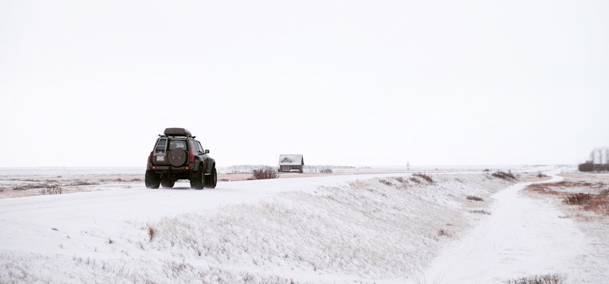 冬季时在道路上行驶的四驱吉普车