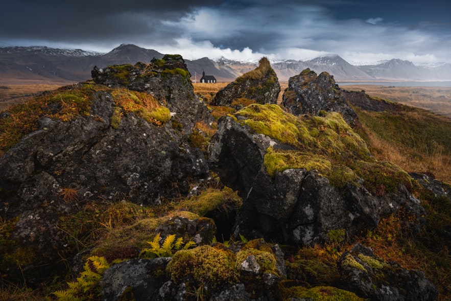 秋の溶岩台地とブージルの教会。アイスランドのスナイフェルスネス半島にて。