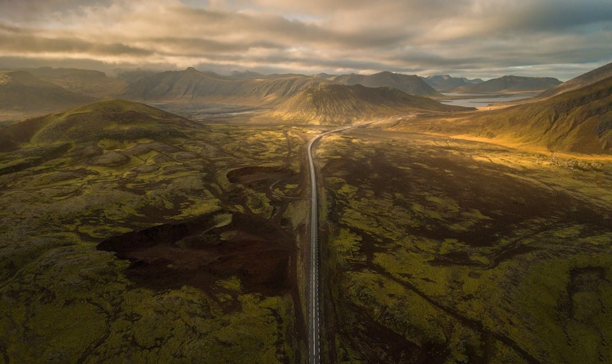 秋のアイスランドの山野を貫く道路