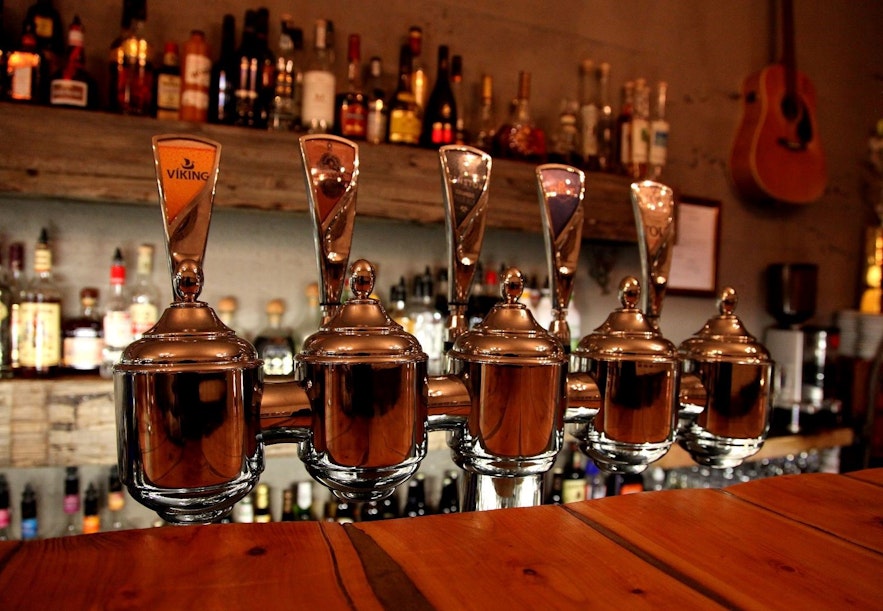 Islandzkie piwo z beczki w barze.
