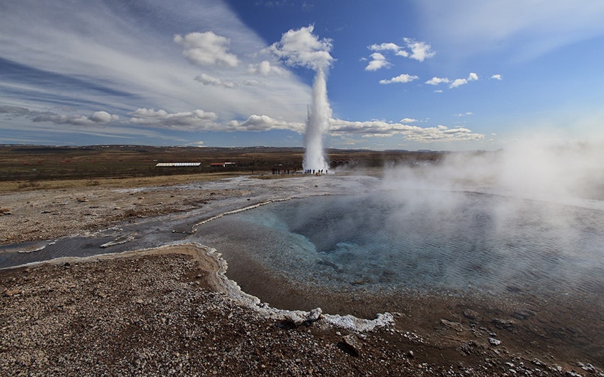 Le geyser Strokkur en éruption, un spectacle qui fait partie du Cercle d'or en Islande en automne.