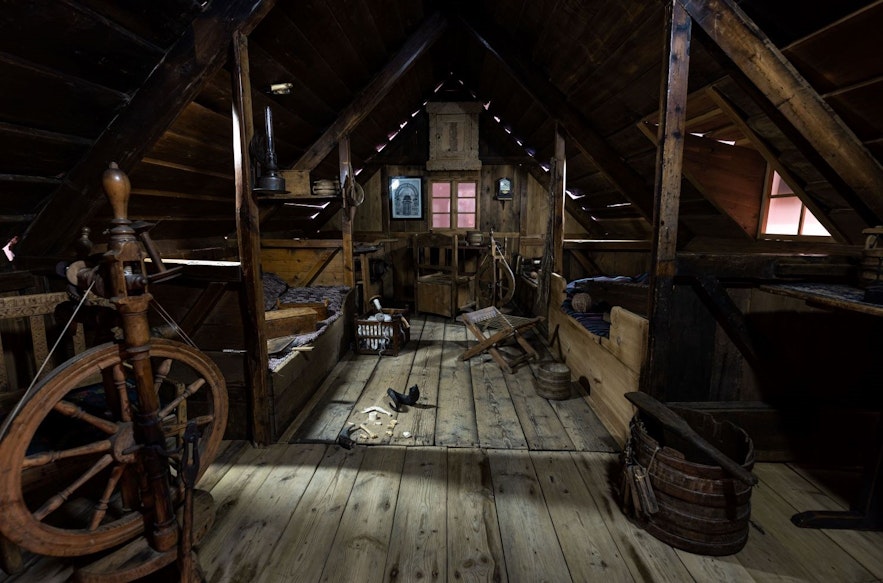 Una cama y una sala de trabajo de una casa de turba del siglo XX conservadas y expuestas en el Museo Nacional de Islandia.