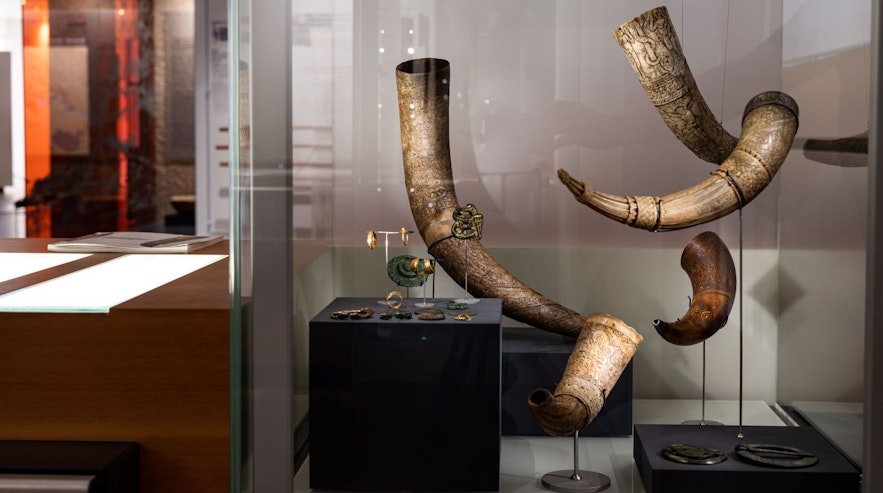 Cuernos para beber de la época vikinga, en la era de los asentamientos en Islandia, expuestos en el Museo Nacional de Islandia.