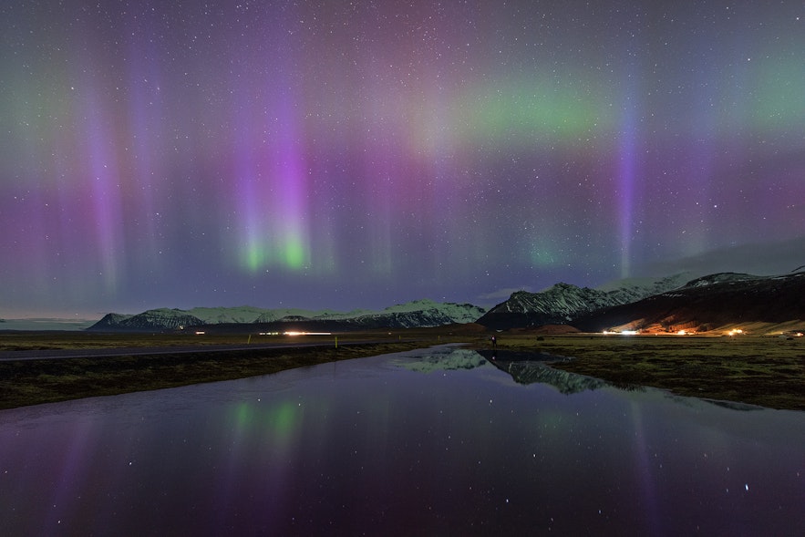 冰岛南部上空的极光倒映在水中