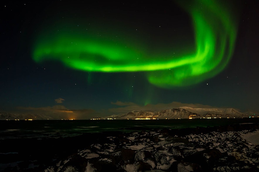 闪耀在冰岛埃夏山上空的极光