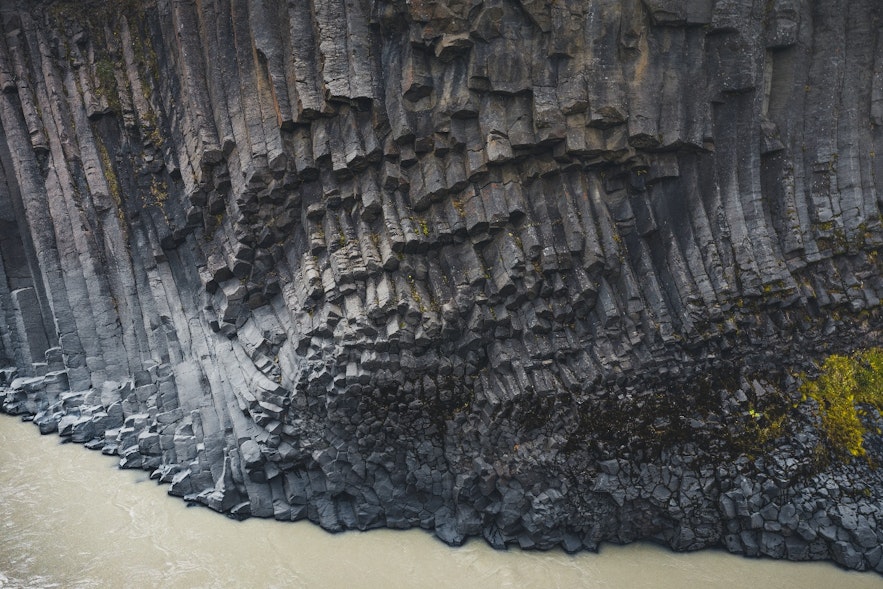Studlagil峡谷的最大特点是它的玄武岩柱。