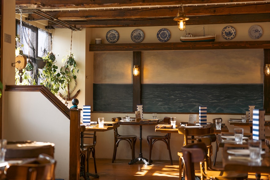 맛있는 생선 팬 요리와 전통 아이슬란드 해산물 요리를 제공하는 메스신 레스토랑