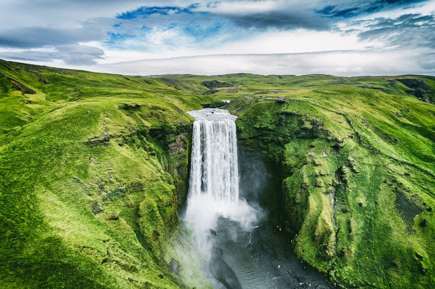 冰岛有许多美丽的瀑布，它们在不同季节会呈现出不同的面貌。