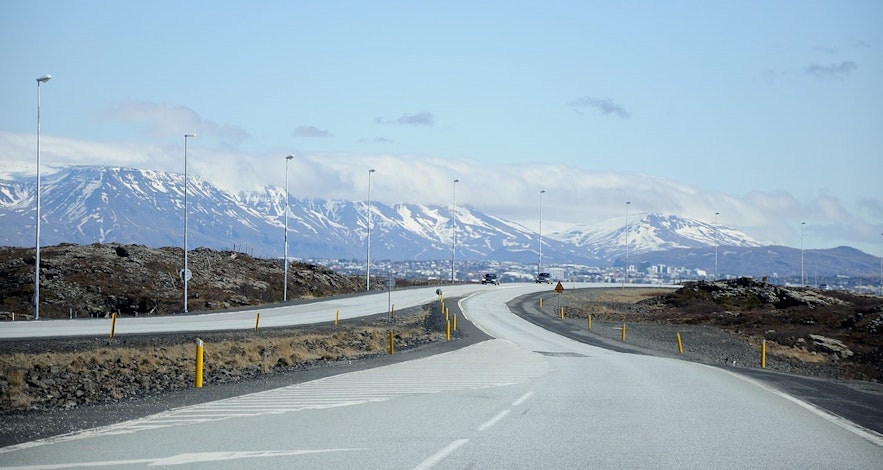 Reykjanesbraut公路，背景是埃夏山和大雷克雅未克地区