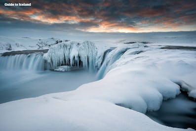 宽30米的众神瀑布(Goðafoss)周围的悬崖在冬天会呈现出冷冽的景致