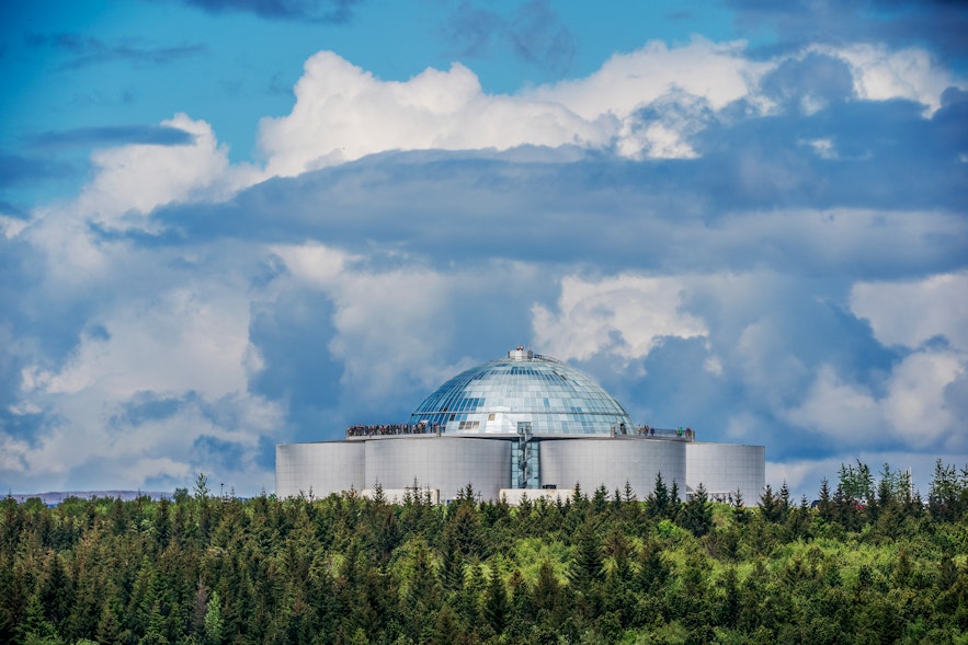 Perlan es una obra arquitectónica única en Islandia; una cúpula de cristal situada sobre depósitos de agua.