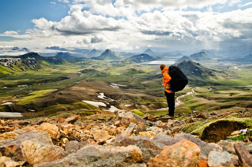 许多徒步爱好者前往冰岛欣赏美丽的自然风光。